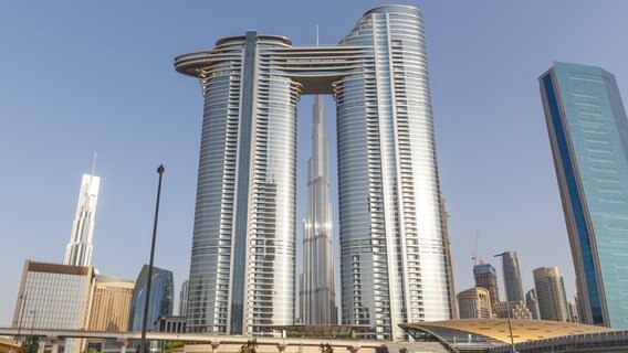 Slyline in Dubai mit Burj Khalifa (Mitte hinten) © dpa picture alliance Foto: Markus Mainka