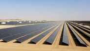 Große Reihen Solaranlagen im Mohammed bin Rashid Solar Park. © picture alliance ZUMA PRESS Foto: Pacific Press
