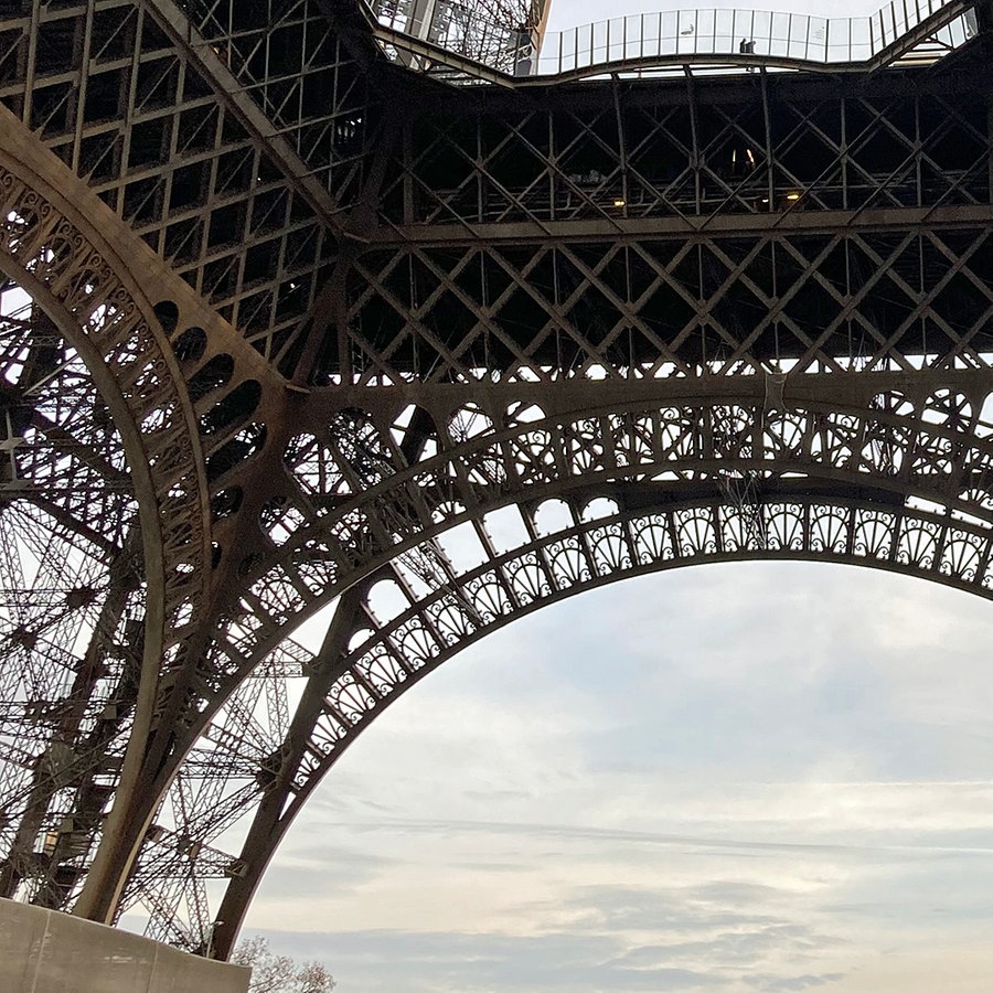 Metallkonstruktion Eiffelturm von unten, innen fotografiert. © ARD Foto: Stefanie Markert