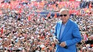 Auf diesem von der türkischen Regierung zur Verfügung gestellten Bild spricht Präsident Erdogan auf einer Wahlkampfveranstaltung am Ataturk Flughafen, Istanbul. © picture alliance 