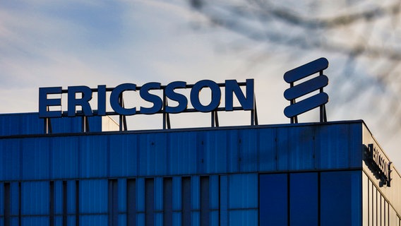 Das Logo von Ericsson auf dem Firmendach in Stockkolm. © dpa picture alliance Foto: Alexander Farnsworth