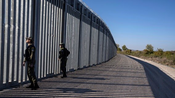 Grenzschützer patroullieren entlang der Stahlmauer am Fluss Evros, in der Nähe der Stadt Feres, der Grenze zwischen Griechenland und der Türkei, im Okt.2022. © picture alliance Foto: Dimtiris Papamitsos
