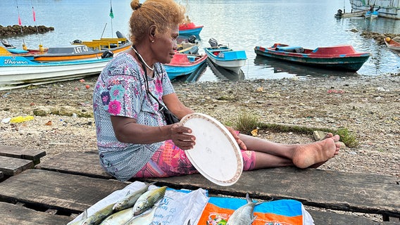 Eine Frau am Fischmarkt Malaita. © ARD Foto: Kathrin Erdmann