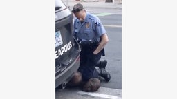 Ein amerikanischer Polizist drückt mit dem Knie auf den Hals eines auf dem Boden liegenden Afroamerikaners. © dpa picture alliance Foto: Darnella Frazier