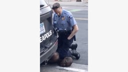 Ein amerikanischer Polizist drückt mit dem Knie auf den Hals eines auf dem Boden liegenden Afroamerikaners. Ein amerikanischer Polizist drückt mit dem Knie auf den Hals eines auf dem Boden liegenden Afroamerikaners. © dpa picture alliance Foto: Darnella Frazier