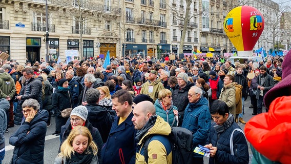 Demonstranten versammeln sich gegen die geplante Rentenreform in Frankreich. © ARD Foto: Carolin Dylla