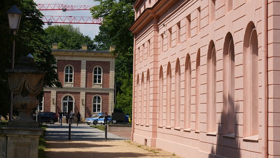 Teil des Kolleg-Gebäudes in Potsdam, dahinter ein Polizeiauto. © picture alliance Foto: Soeren Stache