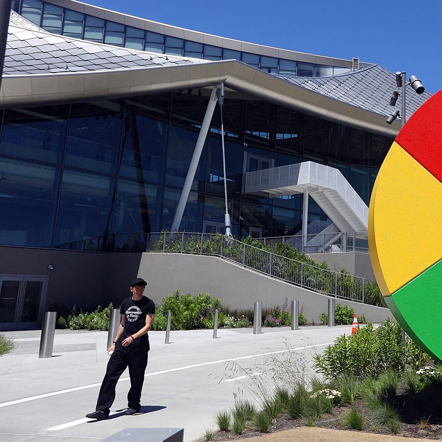 Der Google Bay View Campus mit dem Solardachgebäude und dem bunten Google-G (Logo). © picture alliance / TNS ABACA 