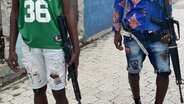 Bewaffnete Jugendliche in Freizeitkleidung, Haiti. © ARD Foto: Anne Demmer