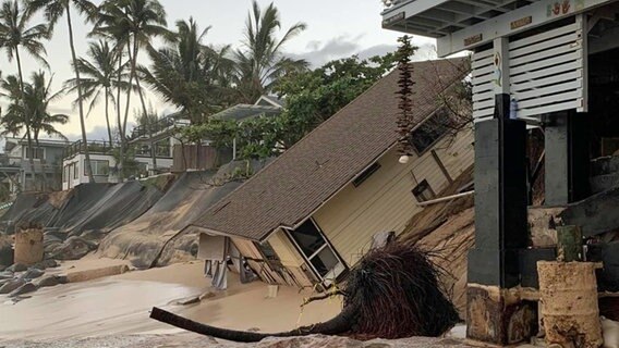 Abgestürztes Haus am Strand von Sunset Beach, Hawaii. © ARD Foto: Christine Schacht