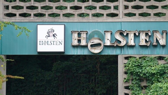 Ein altes Schild der Holsten Brauerein - mit heruntergerutschtem "o" © picture alliance / dpa Foto: Marcus Brandt