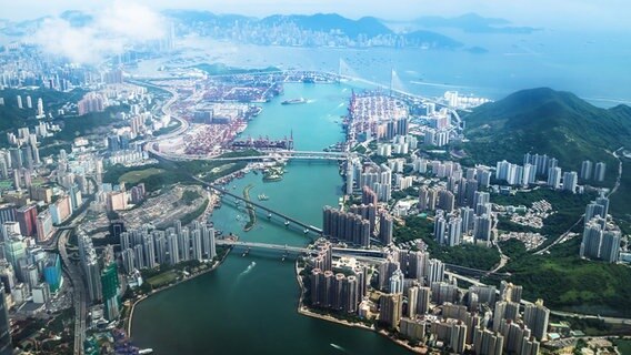 Luftaufnahme von Hongkong mit Skylines. © dpa picture alliance Foto: Loes Kieboom