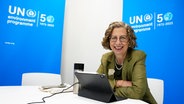 Inger Andersen vor einem Laptop, im Hintergrund 50 Jahre UNEP Schriftzug. © dpa picture alliance Foto: Alastair Grant