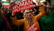 Iranische Frauen versammeln sich während einer Demonstration vor dem iranischen Konsulat in Istanbul nach dem Tod von Mahsa Amini. © picture alliance Foto: Emrah Gurel