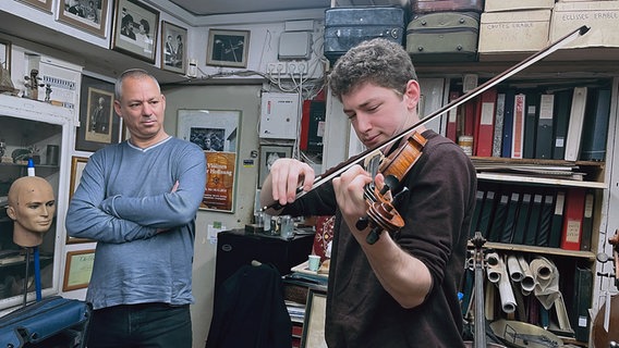Michael Shachem spielt die Geige von Hannah Deleo, ihr Enkel Guy Ashero hört zu. © ARD Foto: Jan-Christoph Kitzler