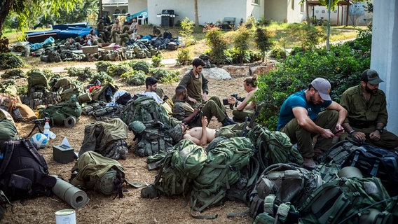 Israelische Soldaten sind im Kibbuz Kfar Aza zu sehen. Der Kibbuz war von Hamas-Terroristen angegriffen worden, viele Bewohner wurden ermordet. © picture alliance Foto: Ilia Yefimovich