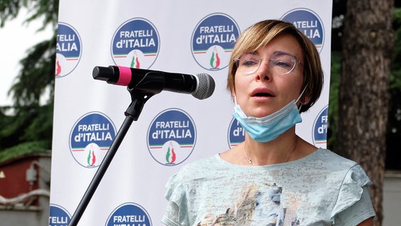 Rachele Mussolini, Partei "Fratelli d'Italia", vor einem Mikrofon © picture alliance / ZUMAPRESS.com Foto: Mauro Scrobogna