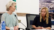 Ursula von der Leyen (l.), Präsidentin der Europäischen Kommission, und Giorgia Meloni, Ministerpräsidentin von Italien, sprechen während einer gemeinsamen Pressekonferenz zu Journalisten. © picture alliance / ZUMA Press Foto: Cecilia Fabiano