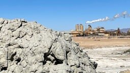 Hinter einem Schlammvulkan steht eine Geothermie-Anlage in der kalifornischen Wüste. © ARD Foto: Katharina Wilhelm