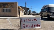 Kunstinstalliation Lithium sold here in Kalifornien, Salton Sea © ARD Foto: Katharina Wilhelm