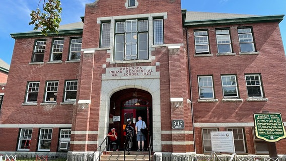 Der Eingang der ehemaligen Kamloops Residential School. © ARD Foto: Peter Mücke