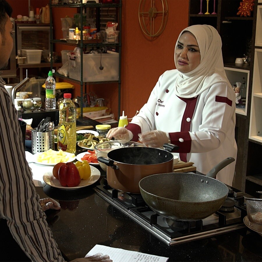Aisha Al Tamini bei einem Kochkurs © ARD Foto: J. Killenberger