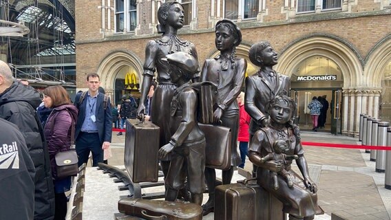 Denkmal "Die Ankunft" mit Kindern mit Koffern und Teddybären an der Londoner Liverpool Street Station in London. © ARD Foto: Gabi Biesinger