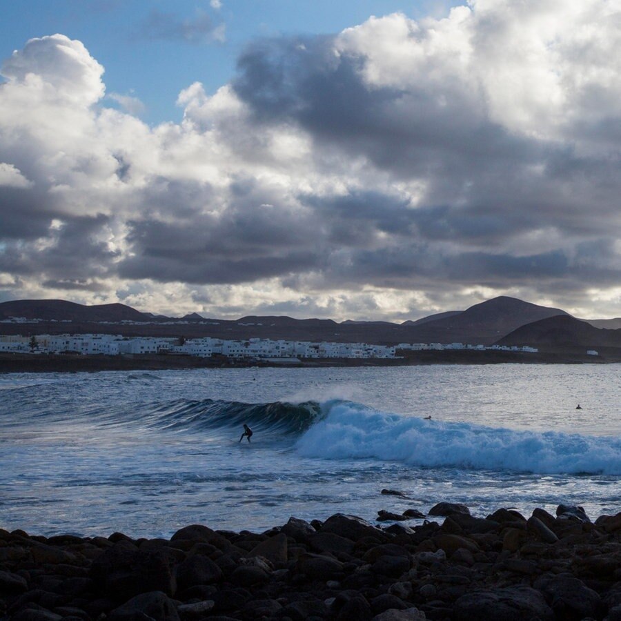 Die Küste mit Wellen bei La Santa, Lanzarote © picture alliance Foto: Ashley Cooper