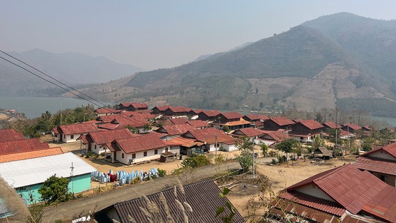 Ein neu gebautes Dorf in Laos. © ARD Foto: Jennifer Johnston