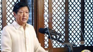 Der philippinische Präsident Ferdinand Marcos Jr. spricht  in Manila bei einer Veranstaltung. © picture alliance / Kyodo 