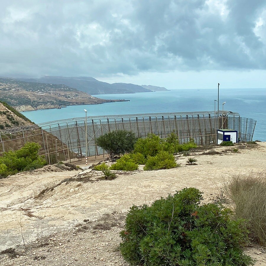 Der Grenzzaun zwischen Marokko und der spanischen Exklave Melilla ist rund 12 km lang. Er reicht bis ans Meer. © ARD Foto: Birgit Raddatz