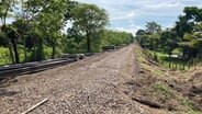 Neben einer Schotterstraße liegen Bahnschienen für den Bau des Tren Maya in Mexiko © NDR Foto: Anne Demmer