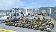 Ein Helikopter der mexikanischen Marine mit ca. 50 Kokain-Paketen davor. © dpa picture alliance Foto: Secretaria de la Marina