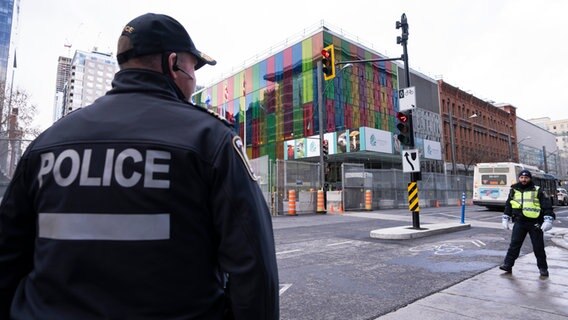Das Convention Center in Montreal vor der Weltnaturkonferenz, von Polizisten bewacht. © picture alliance Foto: Paul Chiasson