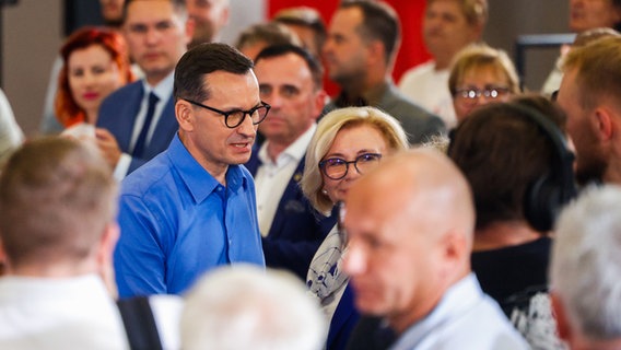 Polens Premierminister Mateusz Marawiecki bei einer Wahlkampfveranstaltung mit Bürgern Lubins im September 2023. © picture alliance Foto: Krzysztof Zatycki