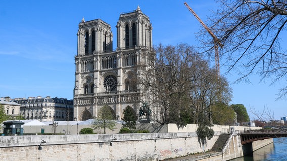 Notre Dame, die unversehrte Westseite mit den Haupttürmen, Anfang April. © dpa picturealliance Foto: Arina Lebedeva