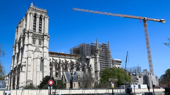 Notre Dame, Anfang April mit Baugerüst und Kran. © dpa picturealliance Foto: Arina Lebedeva