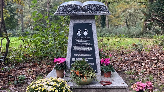 Der Gedenkstein für Nguyen Ngoc Châu und Đo Anh Lân in Hamburg-Öjendorf. © NDR Foto: Sebastian Friedrich