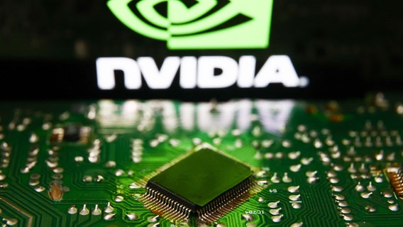 Das NVIDIA-Logo und ein Mikrochip © picture alliance Foto: Jakub Porzycki