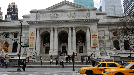 Historisches Gebäude der New Yorker Öffentlichen Bibliothek. © picture alliance Foto: Joachim Hiltmann