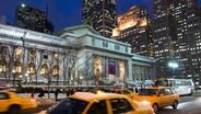 Historisches Gebäude der New Yorker Öffentlichen Bibliothek, Manhattan, davor Taxis, Abendstimmung. © picture alliance Foto: meyerbroeker