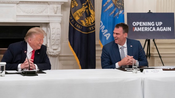 Donald Trump und Gouverneur Kevin Stitt © dpa picture alliance Foto: Chris Kleponis