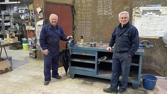 Felix und Pedro Prieto in Blaumännern in der Schlosserei. Felix und Pedro Prieto in Blaumännern in der Schlosserei. © ARD Foto: Reinhard Spiegelhauer