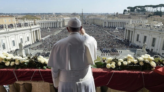 Papst Franziskus beim Ostersegen. © picture alliance Osservatore Romana 