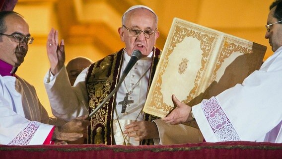 Papst Franziskus spricht nach seiner Wahl 2013 zu den Gläubigen. © picture alliance Foto: Michael Kappeler