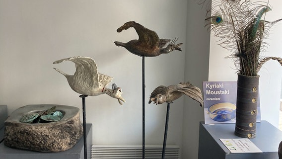 Keramische fliegende Vögel in dem Atelier von Kyriaki Moustaki. © ARD Foto: Stefanie Markert, ARD Studio Paris
