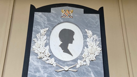 Ein Profil Dianas an Gedenkstätte der Familie Spencer für Diana, Princess of Wales. © ARD Foto: Gabi Biesinger