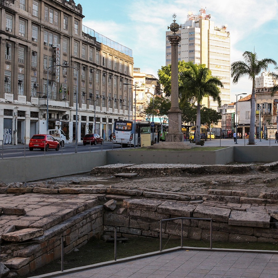 Historische Steine, die eine Treppe für Sklaven bildeten, in einer Straße von Rio de Janeiro. © picture alliance / Nur Photo Foto: Luiz Souza