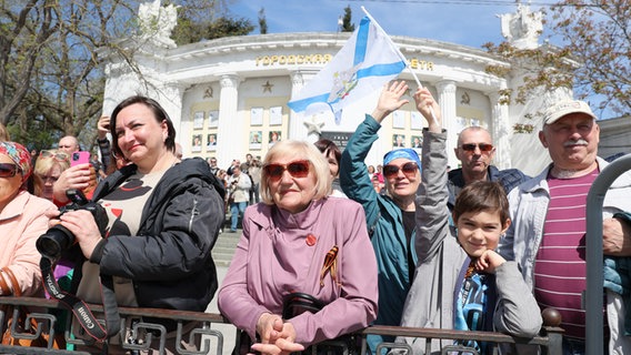 Russ*innen beobachten die Vorbereitungen zu einer Parade zum 8.Mai. © dpa picture alliance Foto: TASS Sergei Malgavko