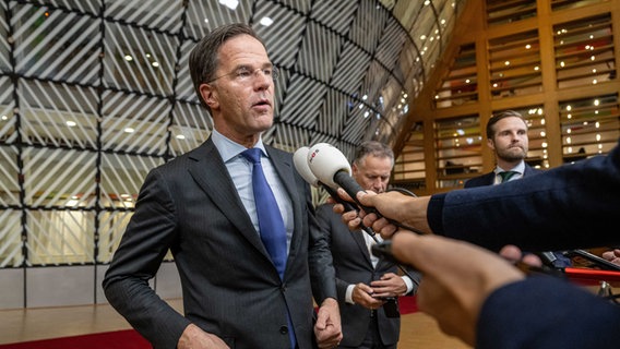 Der scheidende Premierminister Mark Rutte spricht am Ende des ersten Tages des europäischen Gipfels der Staats- und Regierungschefs der EU-Länder vor der Presse. © picture alliance Foto: Jonas Roosens